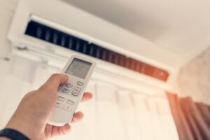 Dlaczego klimatyzatory zawiesza się pod sufitem pomieszczenia